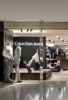 Calvin Klein inaugura loja conceito de 240 metros em São Paulo