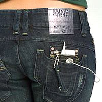 Anne lança jeans com bolso para iPod