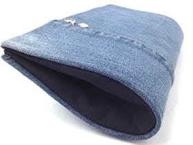 Clutch dá início à linha de acessórios jeans