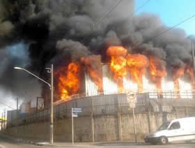 Incêndio destrói prédio da Coats Corrente