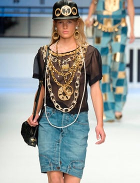 O jeans invertido de Moschino