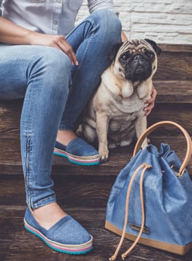 Denim é destaque em sapatos e bolsas da Petite Jolie