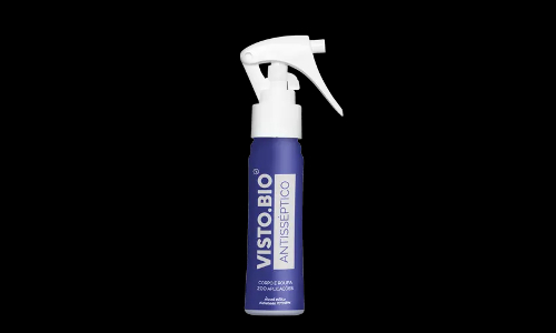 Foto do Varejo usa spray antisséptico para limpar peças