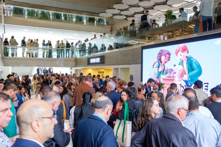 Congresso 2025 da Abit debate futuro da indústria