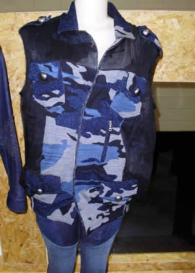 Modelo de jeans da Coven com tricô e o denim Quebec